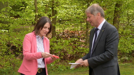 Marion Borderieux erhält ihr Parteibuch